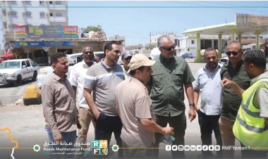 الماس وباهرمز يتفقدان سير أعمال صيانة خط المعارض من جولة الملعب ـ جولة السيلة في عدن