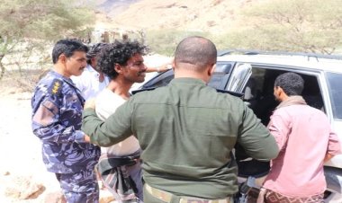 الأجهزة الأمنية بالمكلا تلقي القبض على الشخص الذي قام بالاعتداء على بائع الايسكريم