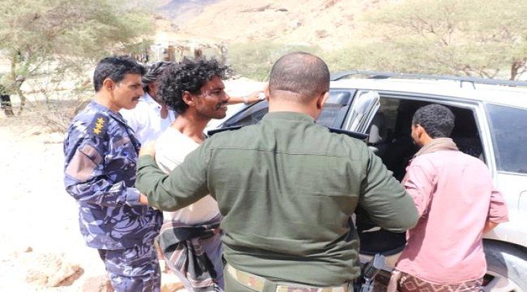 الأجهزة الأمنية بالمكلا تلقي القبض على الشخص الذي قام بالاعتداء على بائع الايسكريم