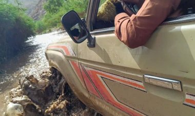 الضالع..سائق يغامر بحياته داخل السيول الجارفة لانقاذ حياة مريض بمنطقة تورصة بالازارق