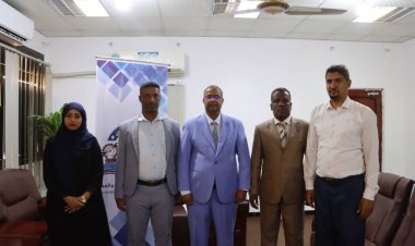 أمام الوزير الزعوري رئيس واعضاء لجنة التحكيم العمالية يؤدون اليمين ويوجههم بسرعة البت في المنازعات