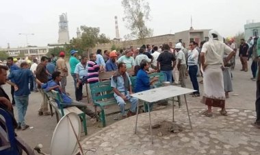 مليشيا الحوثي تجبر الساكنين بالمنطقة السكنية الخاصة بعمال مصنع اسمنت باجل إخلاء المنطقة بالقوة