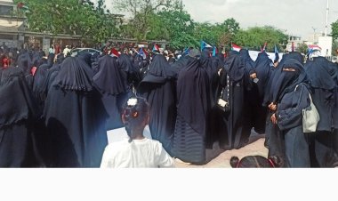 أبين تشهد وقفة احتجاجية نسائية حاشدة تطالب بتحسين الخدمات ووقف الجبايات ( صور)