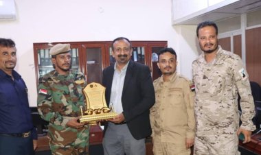 تقديرا لجهوده في خدمة اسر الشهداء والجرحى..قائد اللواء دعم أمني يكرم الوكيل النوبة