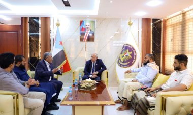 الكثيري يناقش مع عدد من أعضاء جمعية الصرّافين في العاصمة عدن سُبل وقف انهيار العملة