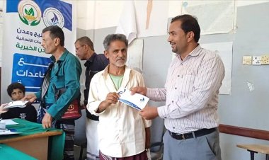 هيئة الخليج وعدن للتنمية والخدمات الإنسانية توزع مساعدات مالية لعد 324 معلما ومعلمة بمدارس سرار -يافع