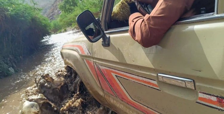 الضالع..سائق يغامر بحياته داخل السيول الجارفة لانقاذ حياة مريض بمنطقة تورصة بالازارق