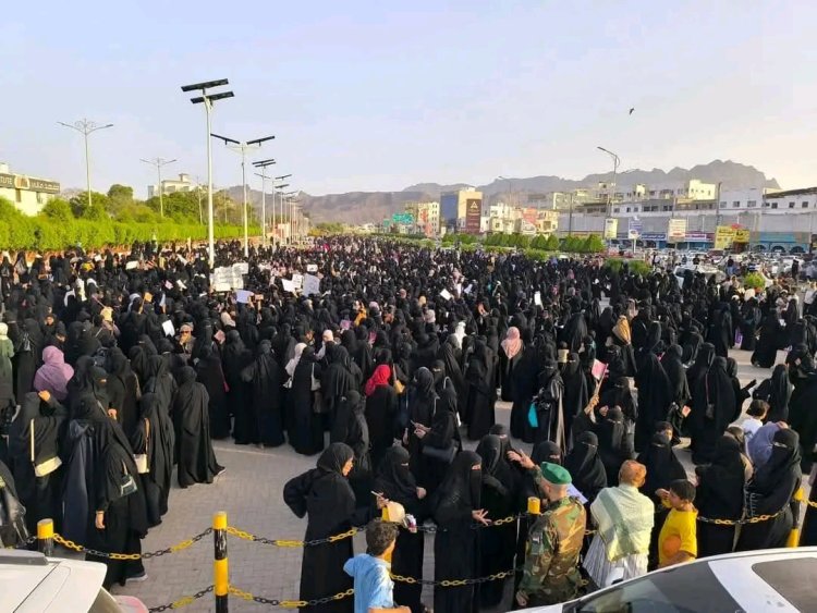 انطلاق وقفة احتجاجية لنساء عدن للمطالبة بالخدمات وتحسين الوضع المعيشي