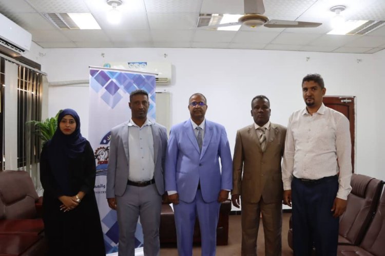 أمام الوزير الزعوري رئيس واعضاء لجنة التحكيم العمالية يؤدون اليمين ويوجههم بسرعة البت في المنازعات