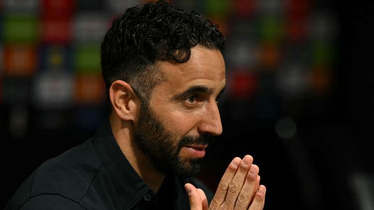 مدرب مانشستر يونايتد روبن أموريم يتراجع عن تهديداته بترك منصبه