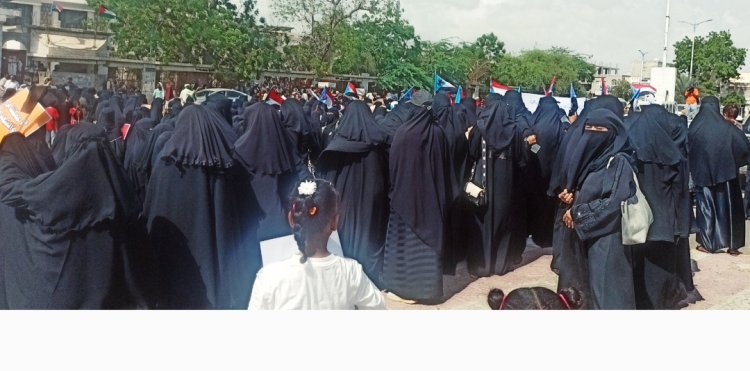 أبين تشهد وقفة احتجاجية نسائية حاشدة تطالب بتحسين الخدمات ووقف الجبايات ( صور)