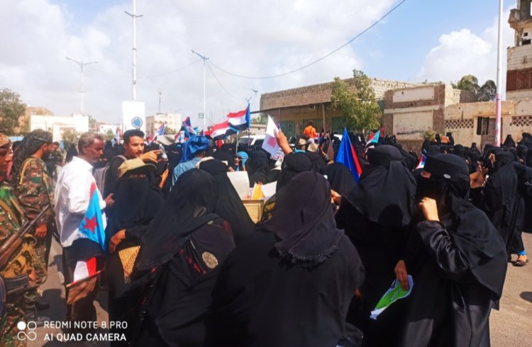 أبين تشهد وقفة احتجاجية نسائية حاشدة تطالب بتحسين الخدمات ووقف الجبايات ( صور)