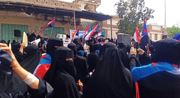 أبين تشهد وقفة احتجاجية نسائية حاشدة تطالب بتحسين الخدمات ووقف الجبايات ( صور)