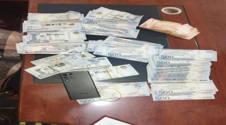 أمن عدن يلقي القبض على متهم بسرقة 220 ألف ريال سعودي خلال عملية نوعية