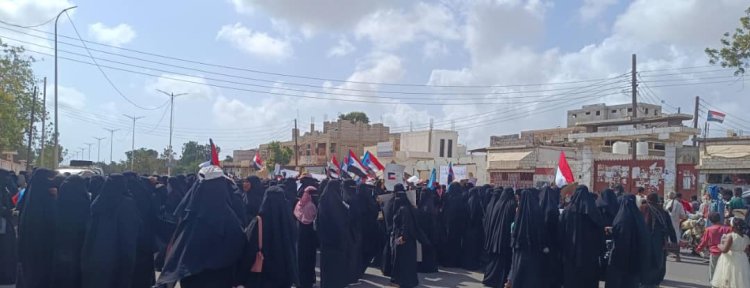 نص البيان الصادر لثورة حرائر أبين خلال الوقفة الاحتجاجية الحاشدة