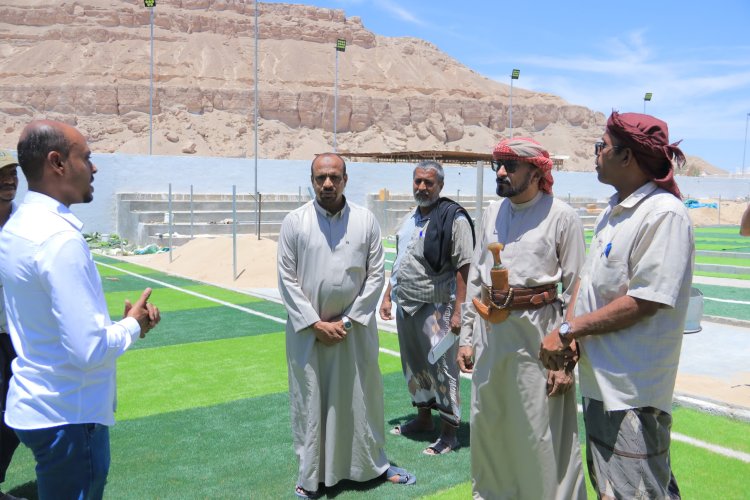 مدير عام شبام يتفقد العمل في مشروع ملعب شبام العشبي ويدعو للإستثمار في مختلف القطاعات بالمديرية