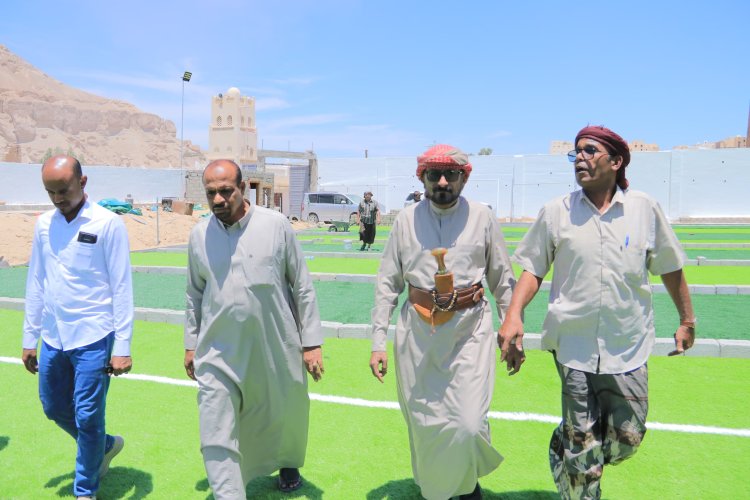 مدير عام شبام يتفقد العمل في مشروع ملعب شبام العشبي ويدعو للإستثمار في مختلف القطاعات بالمديرية