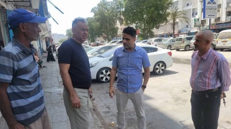 العاقل والجاوي يطلعان على دراسة العمل الخاصة بترميم اجزاء من شوارع المعلا