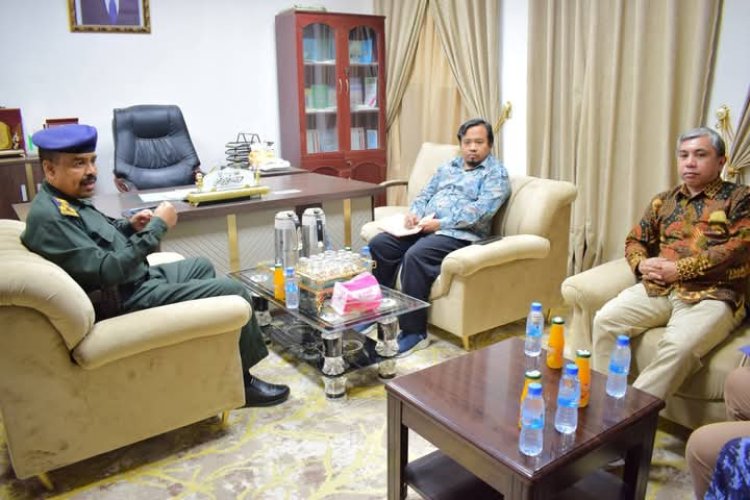 نائب مدير أمن وشرطة وادي حضرموت يستقبل القنصل الإندونيسي لبحث قضية السجين الاندنوسي والاطلاع عن احواله