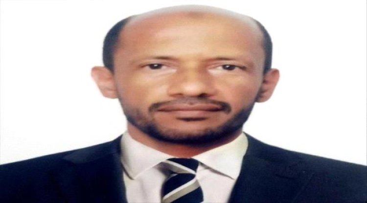 في ظل الانهيار الاقتصادي وارتفاع الأسعار..صحفي يمني يقوم بهذه الأمر