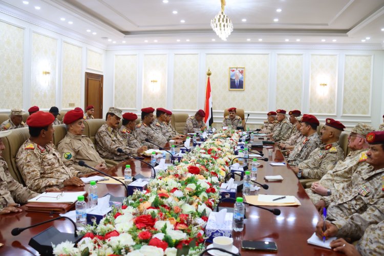 الدفاع تجتمع في عدن لبحث التصعيد الحوثي والتخادم مع الإرهاب