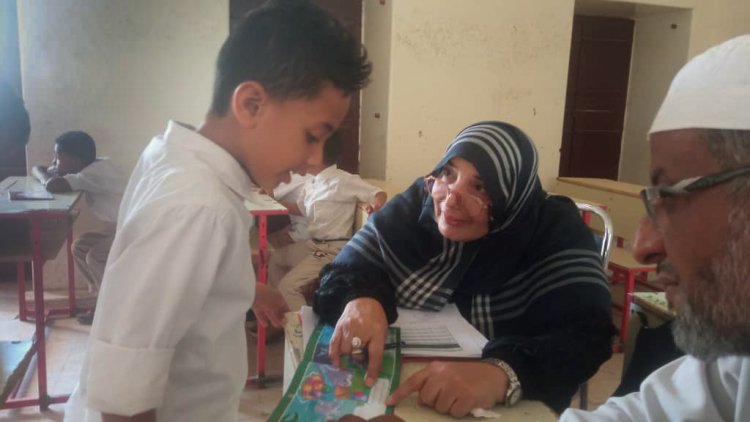 جولة إشرافية لتعزيز التعليم.. مندوبة وزارة التربية تزور مدرسة عبدالله بن سميط بشبام