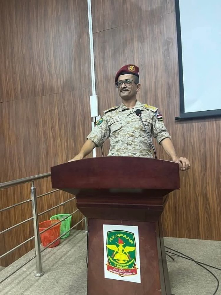 قائد قطاع الحزام الأمني زنجبار يهنئ القائد أبو منيرة بمناسبة نيله درجة الماجستير في العلوم العسكرية