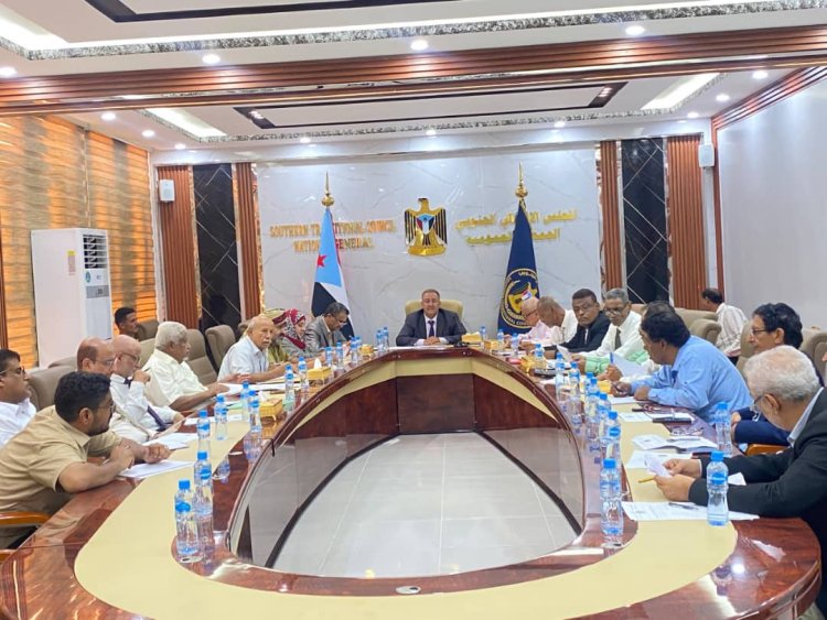 مجلس المستشارين يناقش التحديات الخدمية والتشريعية ويؤكد دعمه لقرارات القيادة العليا للمجلس الانتقالي