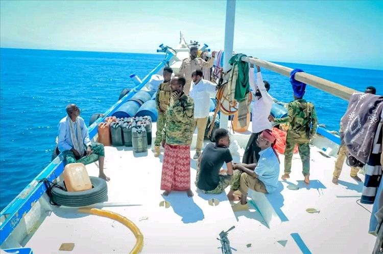 مسلحون صوماليون يحتجزون 27 صيادًا حضرميًا ويطالبون بفدية ضخمة