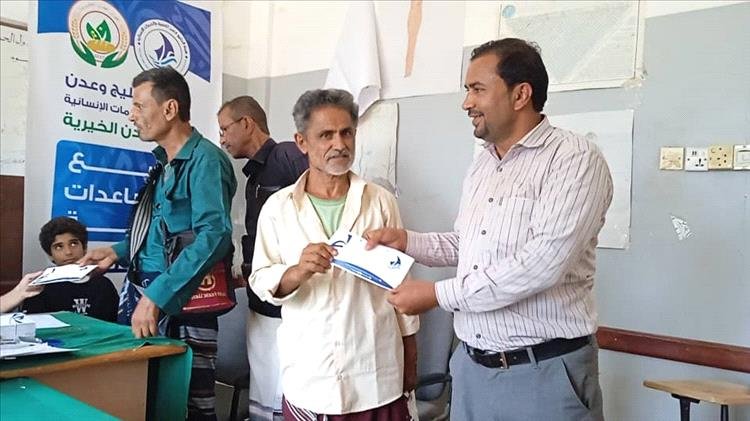 هيئة الخليج وعدن للتنمية والخدمات الإنسانية توزع مساعدات مالية لعد 324 معلما ومعلمة بمدارس سرار -يافع