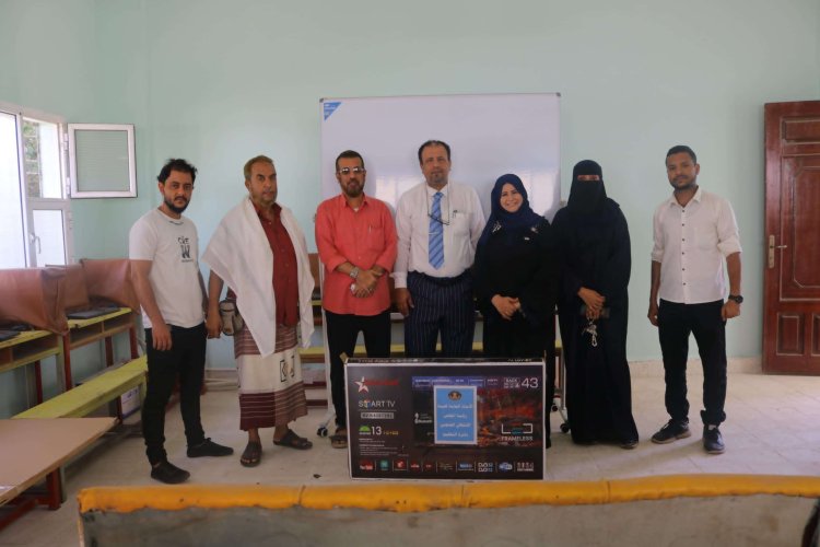 الأمانة العامة تختتم برنامج رفد مدارس الثانوية بالوسائل التعليمية الحديثة في العاصمة عدن