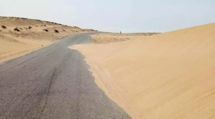 زحف الرمال يهدد طريق عين بامعبد – عتق بالإغلاق التام