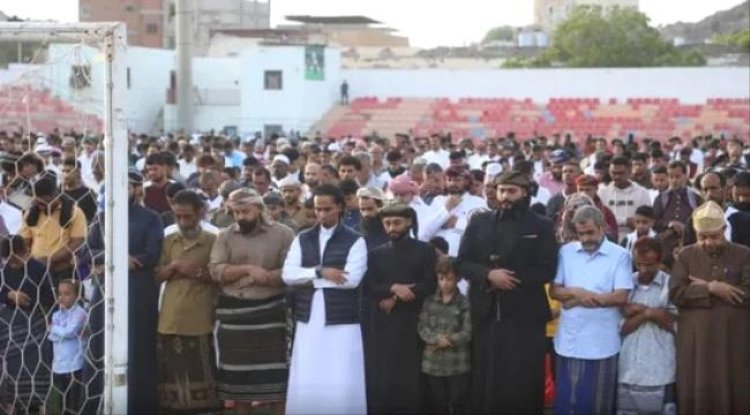 قيادات الانتقالي تؤدي صلاة العيد في مسجد الحبيشي بكريتر وسط المواطنين