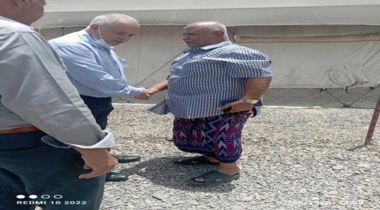 مدير صحة عدن يتفقد المرافق الصحية في المعلا خلال زيارة عيدية
