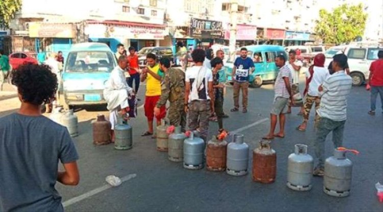 أزمة غاز خانقة تُعكّر أجواء العيد بالعاصمة عدن