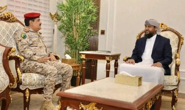 المحرّمي يناقش مع وزير الدفاع مستجدات الأوضاع العسكرية وتعزيز القدرات الدفاعية