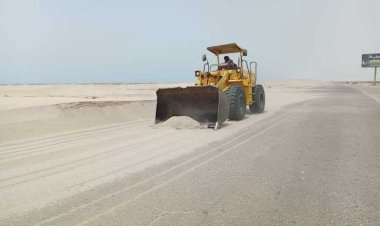 صندوق النظافة يواصل حملة طارئة لرفع الكثبان الرملية من طريق أبين – عدن