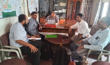 ابين: الدكتور القادري يناقش الاحتياجات الصحية في مديرية سرار