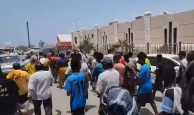 المواطنون يطردون أعضاء البرلمان اليمني من أحد فنادق المكلا