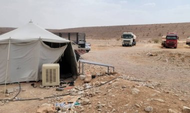 شباب قبائل آل جابر يقطعون طريق نقل الوقود في نقطة العطوف بمديرية ساه النفطية