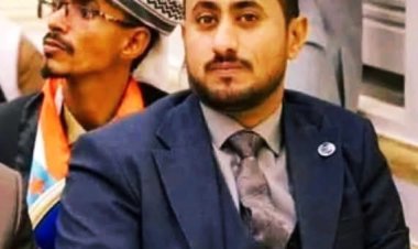 العميد الأزرقي يهنئ الشيخ عبدالرحمن جلال شاهر الصبيحي بتعيينه أميناً عاماً لهيئة رئاسة المجلس الانتقالي الجنوبي