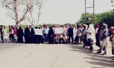 وقفة احتجاجية بابين رافضة لدخول لجان البرلمان اليمني المنتهي صلاحيته