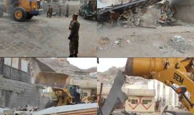 بتوجيهات المأمور  .. وحدة حماية الأراضي توفر الحماية لعوائق مديرية التواهي لإزالة بناء عشوائي