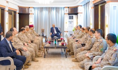 الرئيس الزُبيدي يترأس اجتماعًا لرئاسة هيئة الأركان العامة وعدد من هيئات ودوائر وزارة الدفاع