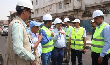 رئيس صندوق صيانة الطرق ووفد البنك الدولي يتفقدان مشاريع البنية التحتية الممولة دوليًا في العاصمة عدن