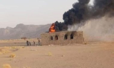 جريمة مروعة: مليشيا الحوثي تحرق منزل مواطن وتطرد أسرته تحت تهديد السلاح