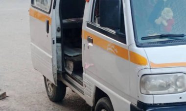 مشهد مرعب في وضح النهار.. فتاة تفلت من خاطفيها بالقفز من باص مسرع