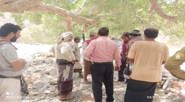 في ظل أزمة عطش خانقة.. مدير عام سرار يافع يتفقد مناطق حُمّة واعصم