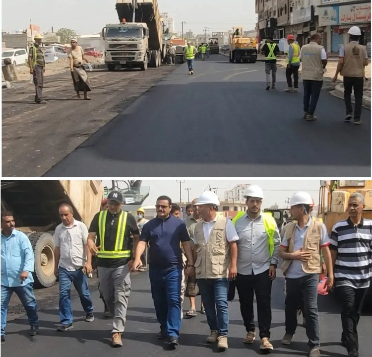 مدير عام المنصورة يدشن أعمال فرش الطبقة الأسفلتية بمشروع إعادة تأهيل شارع الخمسين