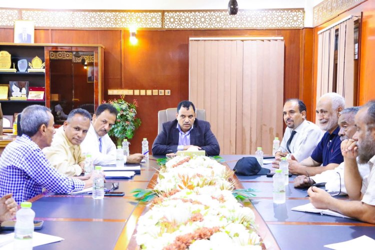 السقطري يقود نقاشات تنفيذية لميناء الصيد ومركز الإنزال